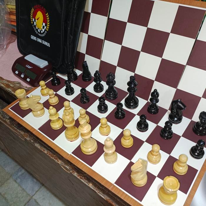 1 set papan catur kayu, buah kayu dan tas catur