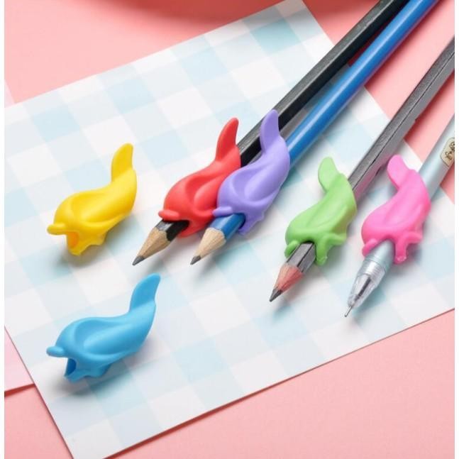 

ID SET 5 PCS DOLPHIN PENCIL HELPER PENCIL HOLDER PENCIL GRIP SILICONE RUBBER PENSIL MURAH STATIONERY