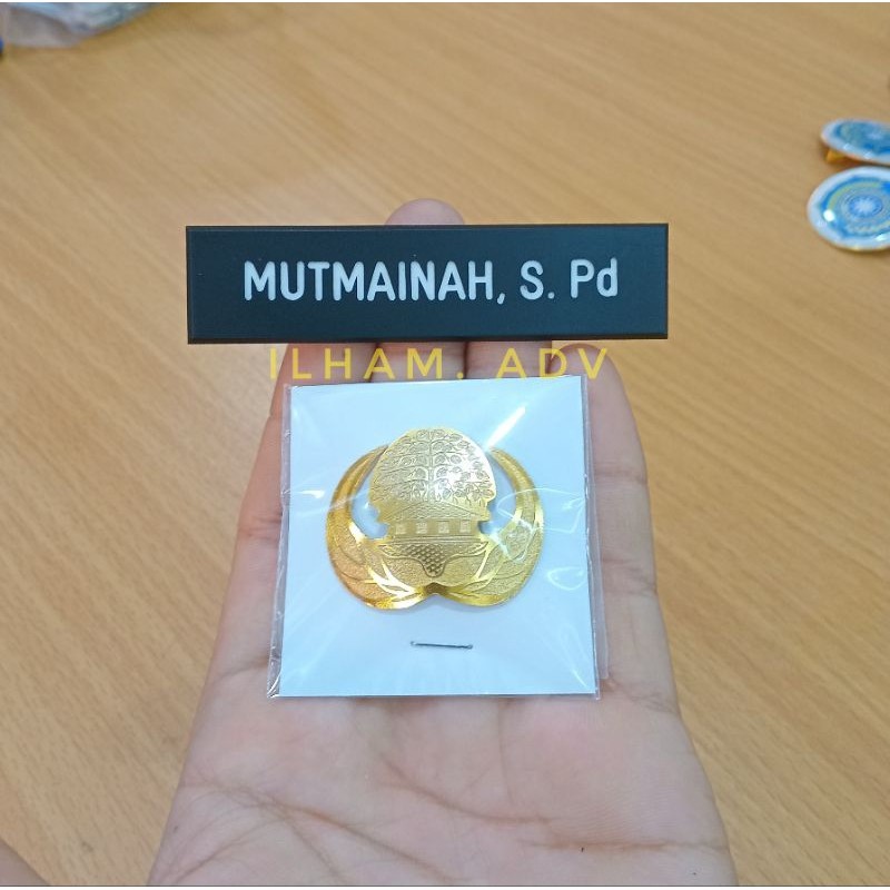

papan nama dada nametag doff dan pin KORPRI sepuh emas kulit jeruk~ magnet