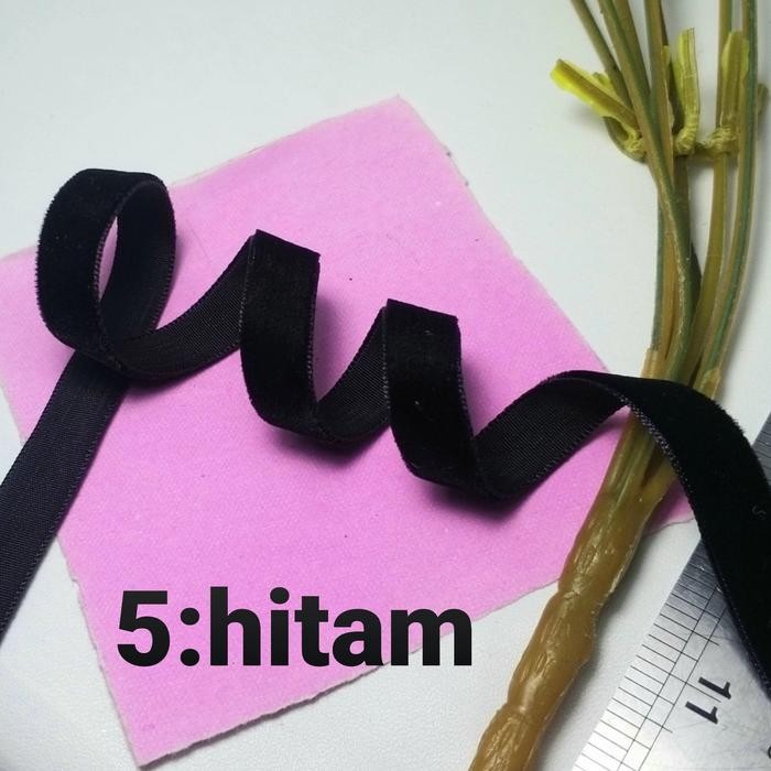 

Pesta- per rol 15 meter,pita bludru/velvet warna hitam lebar 1 cm