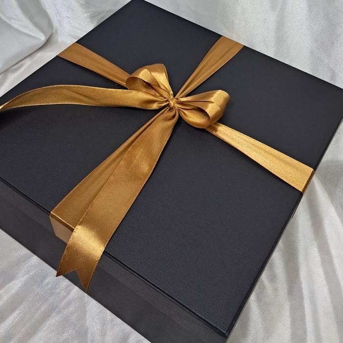 

Pesta- Kotak hadiah / Kotak box / Kotak kado / 20x20x6 cm / Berpita