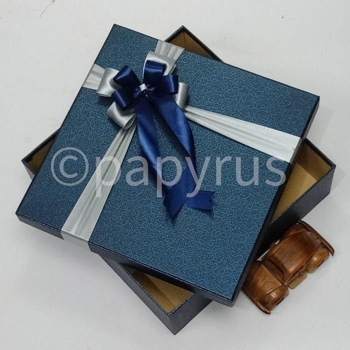 

Pesta- PAPYRUS 30x30 tinggi 10cm Kotak Kado Gift Box Hadiah