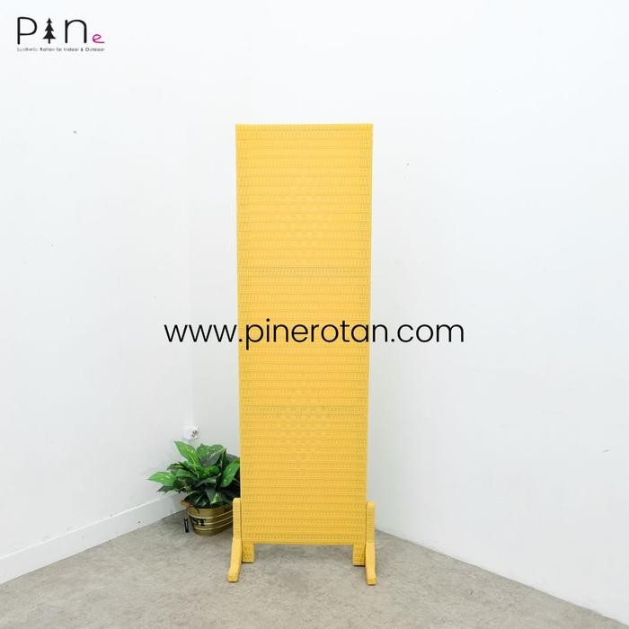 Pembatas / Penyekat Ruangan Pine Rotan Sintetis Minimalis 1 Pintu Terlaris