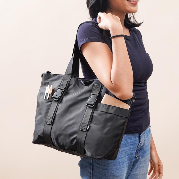 ATARU TOTE BAG NYLON DENGAN STRAP - HITAM