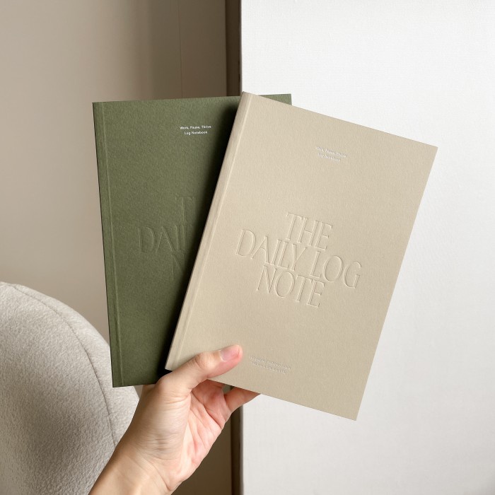 

The Daily Log Notebook Plain / Blank