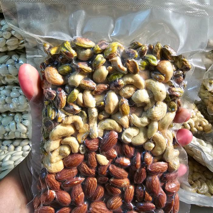 

terbaru !!! mix roasted 3 macam 300gram almond, pistachio kupas & mede ready