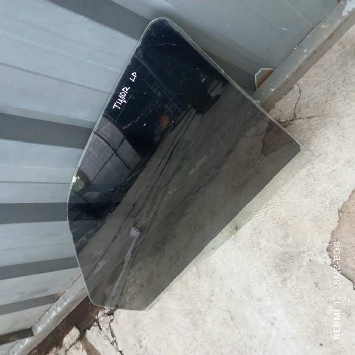 Kaca Pintu Depan Kiri Timor Copotan Bekas