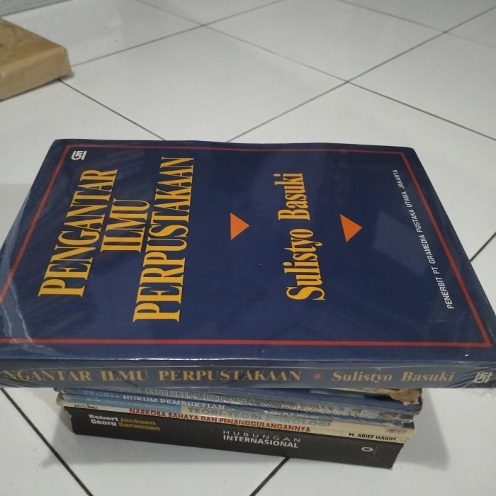 

SALE !!! BUKU PENGANTAR ILMU PERPUSTAKAAN BY SULISTYO BASUKI READYY
