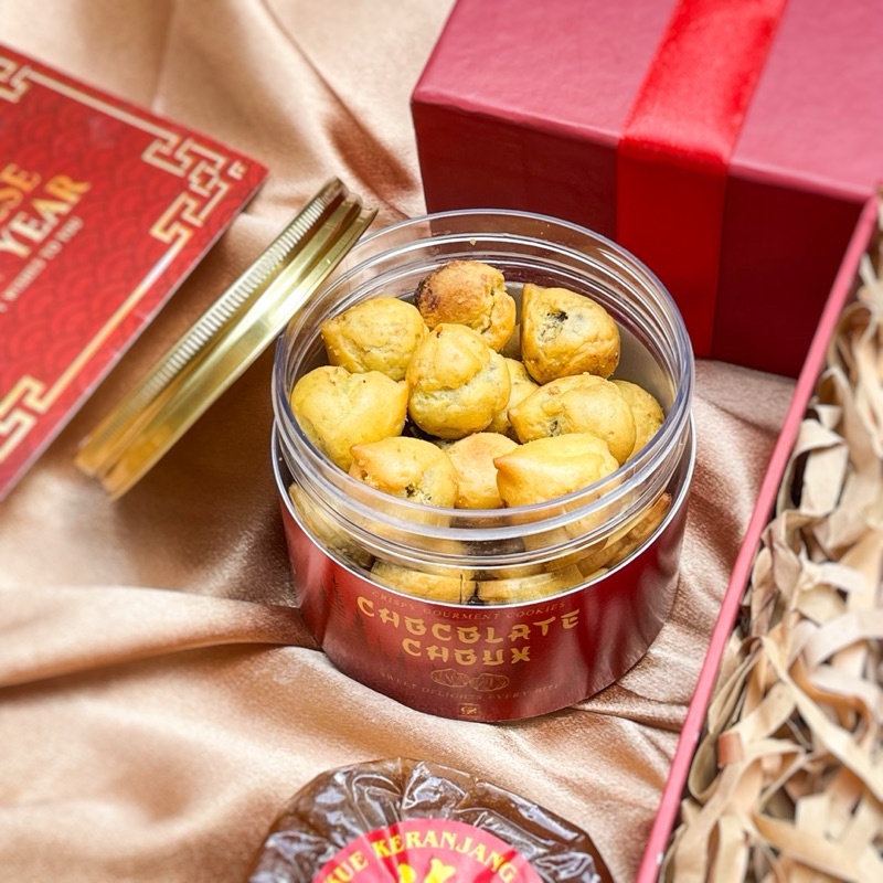 

Hampers Imlek 2025 / Parcel Imlek / CNY Hampers / Kue Keranjang 200gr/ Scented Candle/Choco Ball/