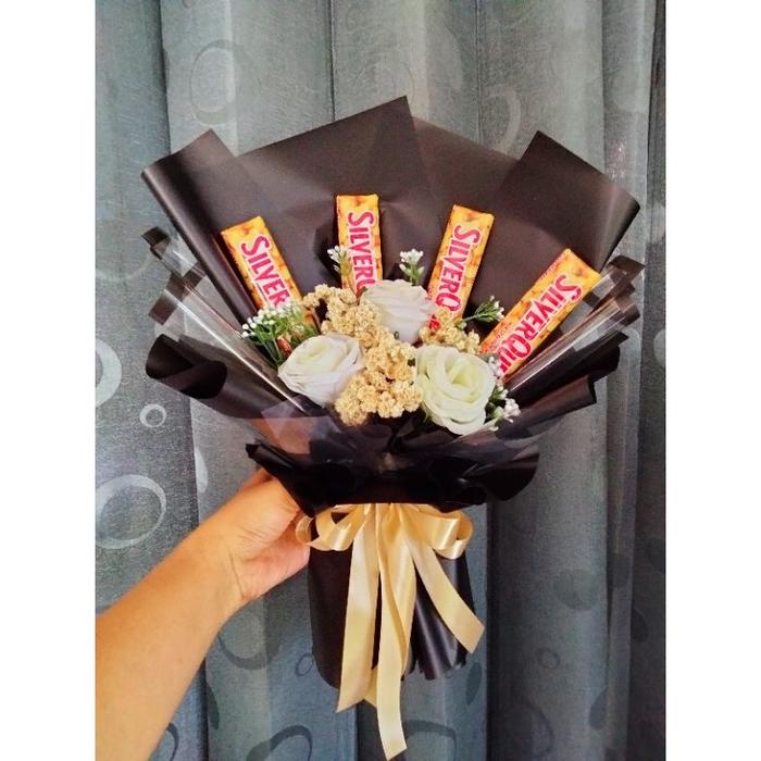 

Buket Cokelat Silverqueen plus bunga Chocolate Coklat