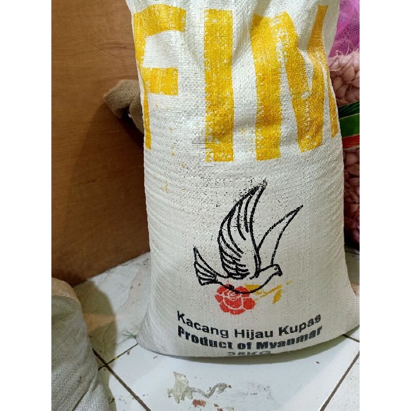 

AQS Kacang Hijau Ijo kupas import 1 Kilogram Dijamin Selalu fresh!!! GRADE AAA