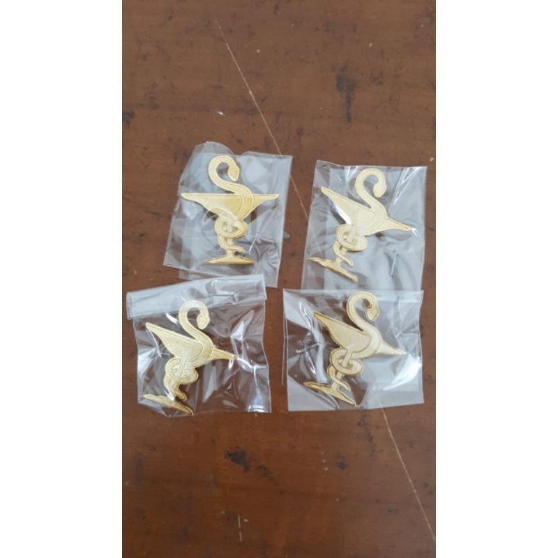 ACCMT- Pin logo farmasi peniti / plating warna emas