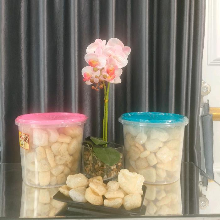 

kerupuk kulit toples 4L beli 1 gratis 1 toples makaroni. dengan rasa gurih sin Food Snacks Kerupuk