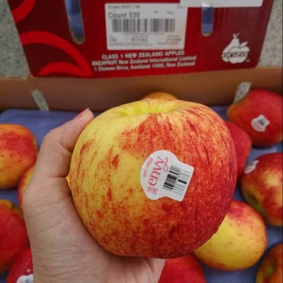 

Lezat- apel envy buah