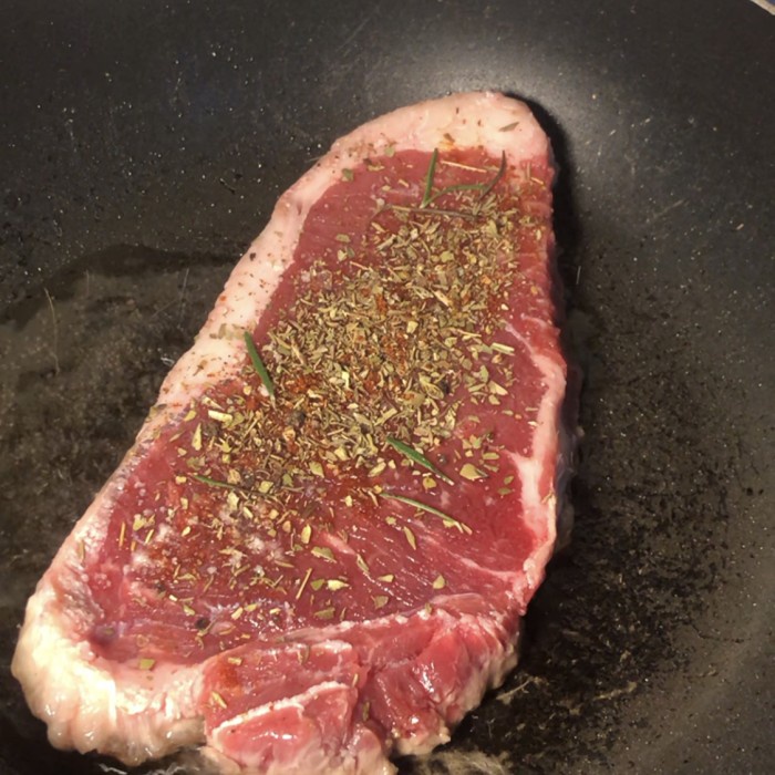 

Lezat- Australian Sirloin Steak Grade A Ready to Cook / Steak Siap Masak Halal 150-300gr