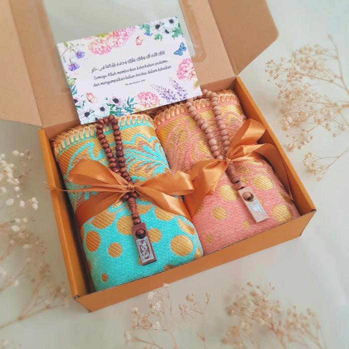 

Peno_Hay [BCRTG2] PAKET KADO PENGANTIN SAJADAH COUPLE TURKI FREE TASBIH PACKING BOX HADIAH WEDDING