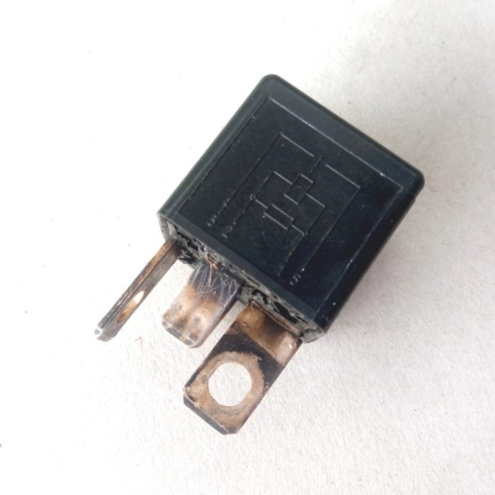 Relay Hitam Extra Fan Original Siemnes Bmw E38 E38 8350358 (2Nd)