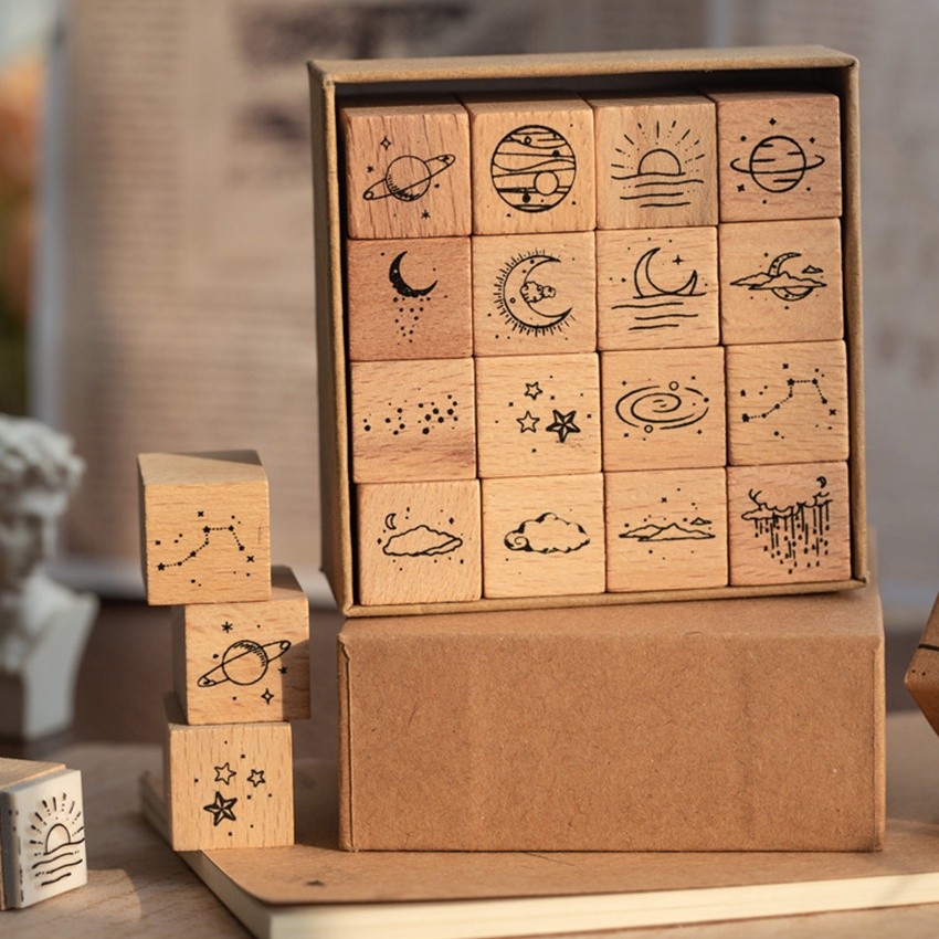Purvisco - 16Pcs Cap Stampel huruf kayu / Stempel Mini Unik / The Moon And Sixpence / Stempel Lucu