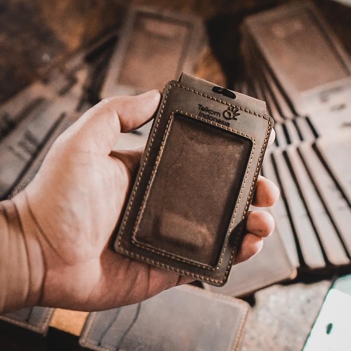 

LANGSUNG DIPROSES ID CARD HOLDER KULIT NAME TAG CUSTOM NAMA & LOGO MODEL G *FREE GRAFIR*