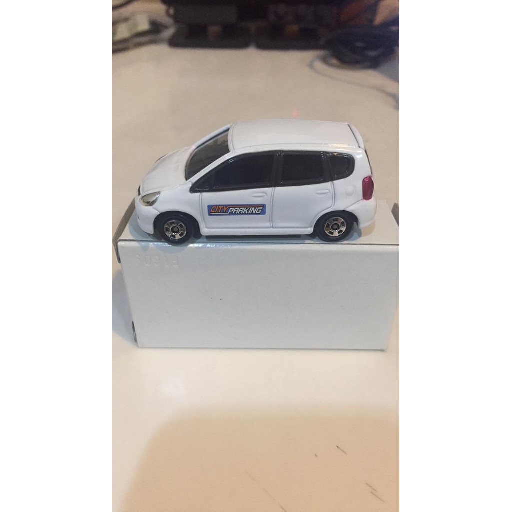 Tomica honda fit jazz city parking white