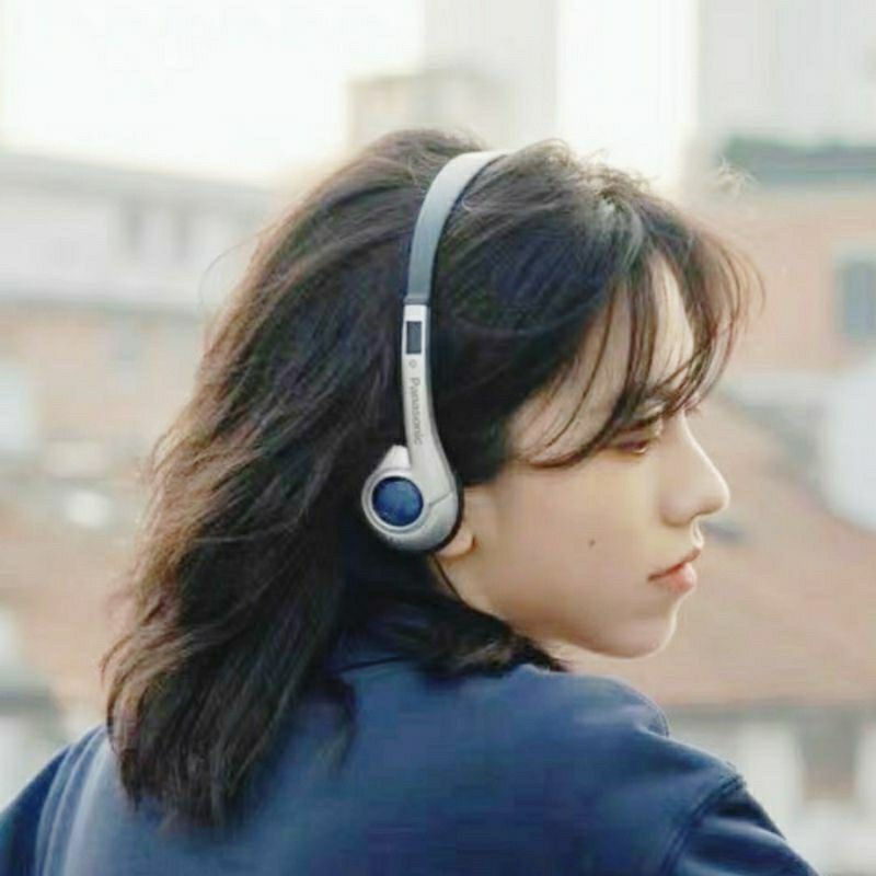 super vintage headphone Y2K style bass headphone