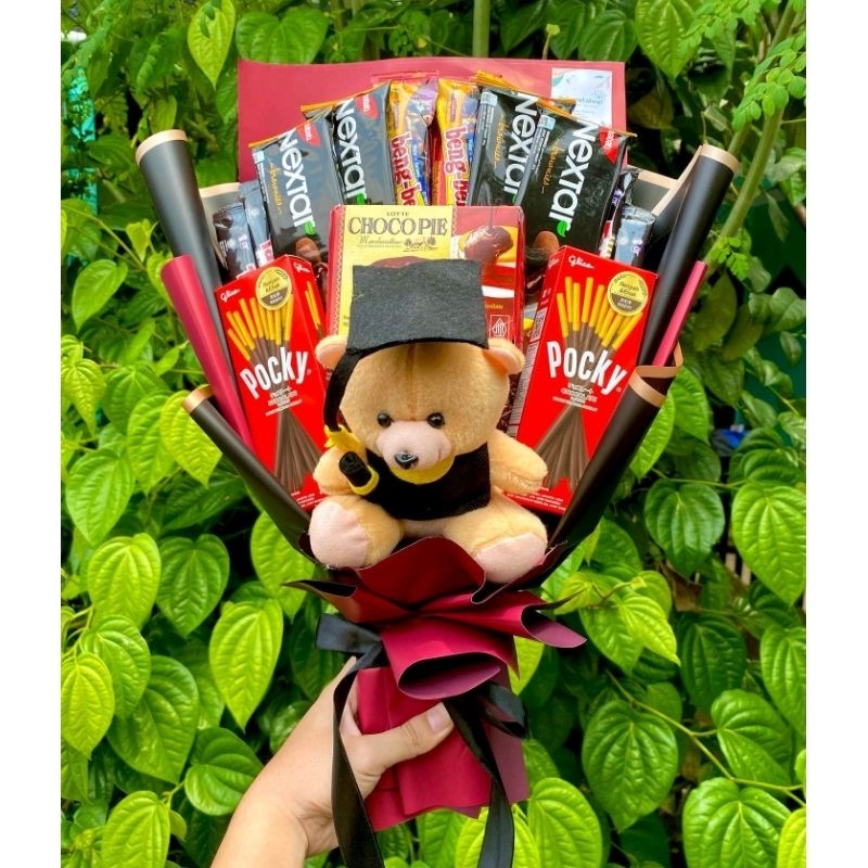 

Csp - BUKET SNACK PREMIUM CHOCOPAI BONEKA WISUDA ELEGAN MERAH HITAM KERTAS CELLOPHANE / BUKET SNACK