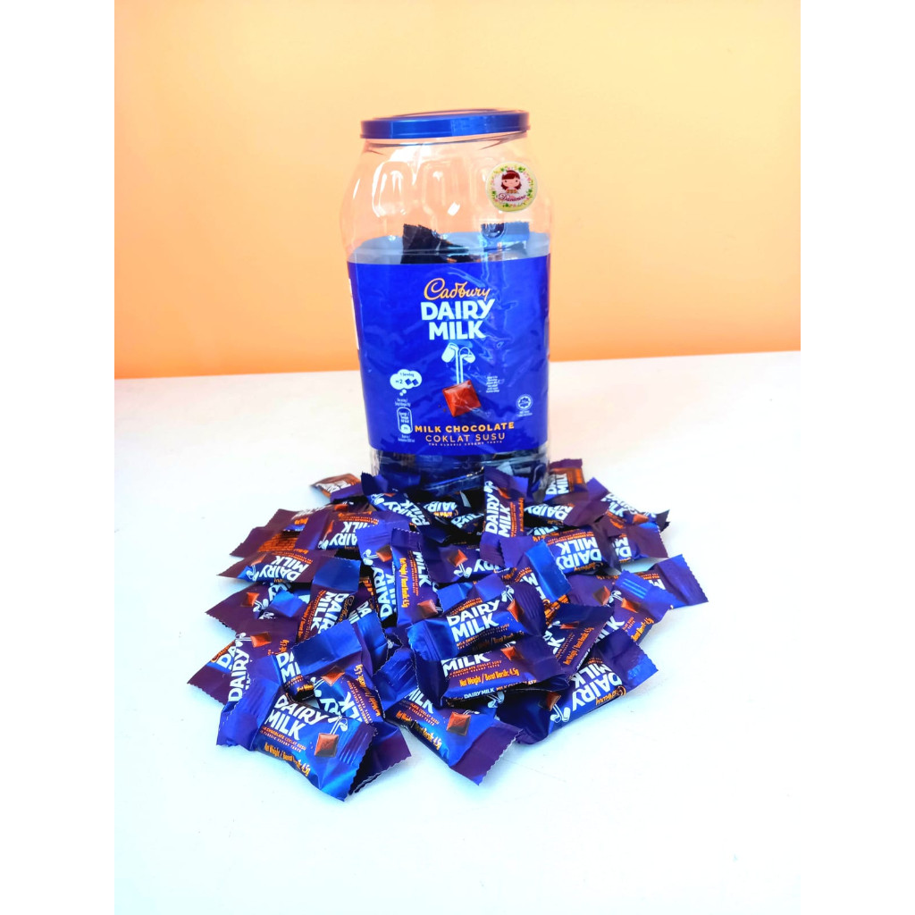 

Mamam_Asoy .Coklat Import Toples Cadbury Dairy Milk Chocolate 405Gr Isi 90Pcs Halal ( Ds Bgr)