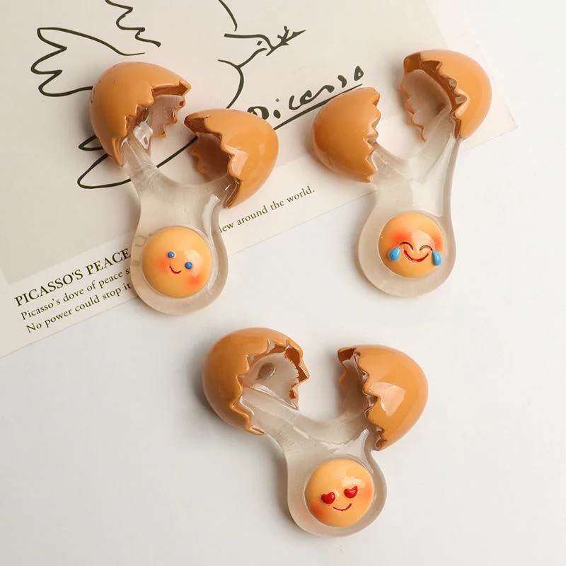1-Pack Cute Smiling Chick Broken Eggshell Refrigerator Magnets, Round Plastic Kitchen Decor, Fun Car