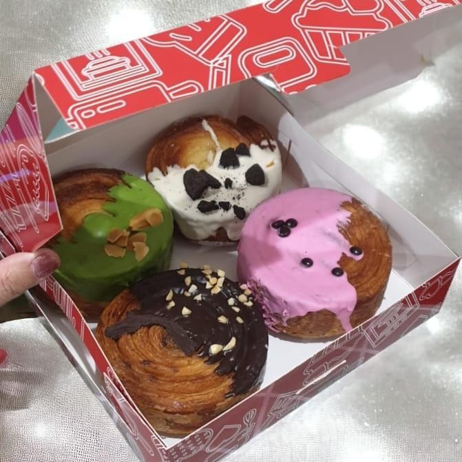 

JTTOP" BOEMI RASA CROISANT VIRAL CROMBOLONI 4PCS ROTI MANIS CEMILAN MAKANAN