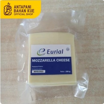 

Keju Mozzarella Eurial 1kg Antapani Bahan Kue