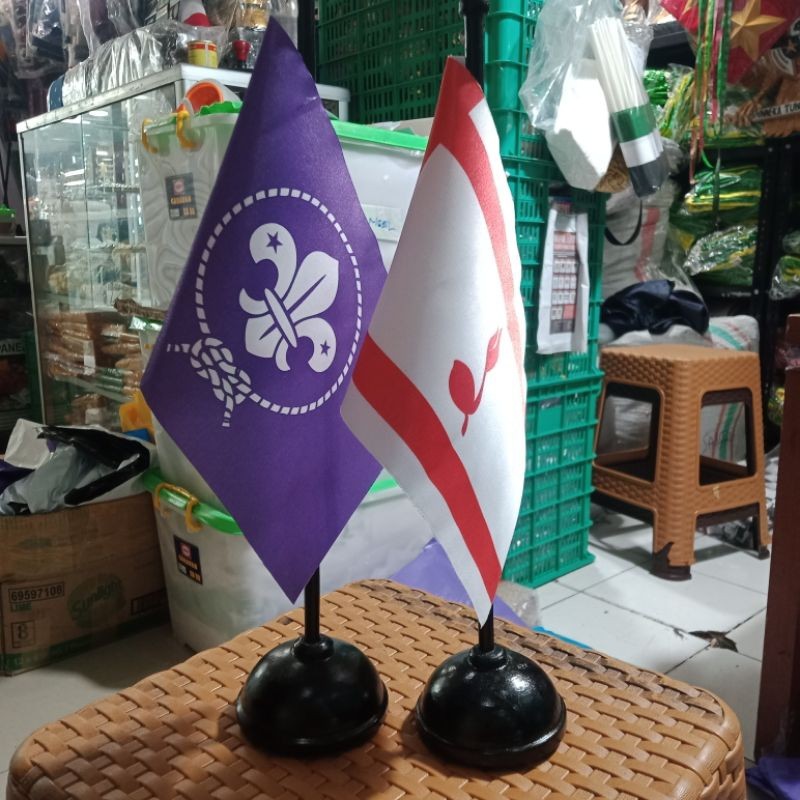 

Bendera meja pramuka wosm dan tiang kayu bendera meja