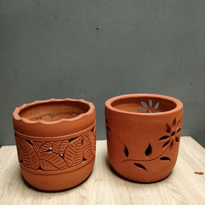 Pot untuk anggrek memiliki beberapa karakteristik khusus yang mendukung kebutuhan unik tanaman