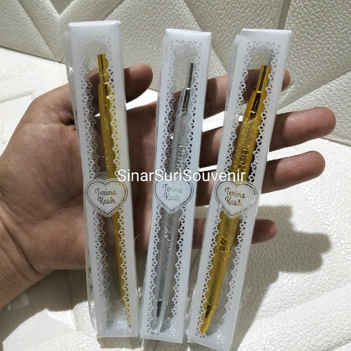 

Product Laris Souvenir Pulpen Isi 100 Pcs Kemas Mika Cantik Souvenir Pernikahan Gold Silver