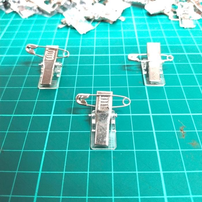 

Jepitan Akrilik Kecil / Nametag (Hanya Jepitan) ~100Pcs