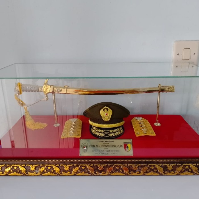 Prasasti Miniatur Plakat Kenang kenangan TNI Polri