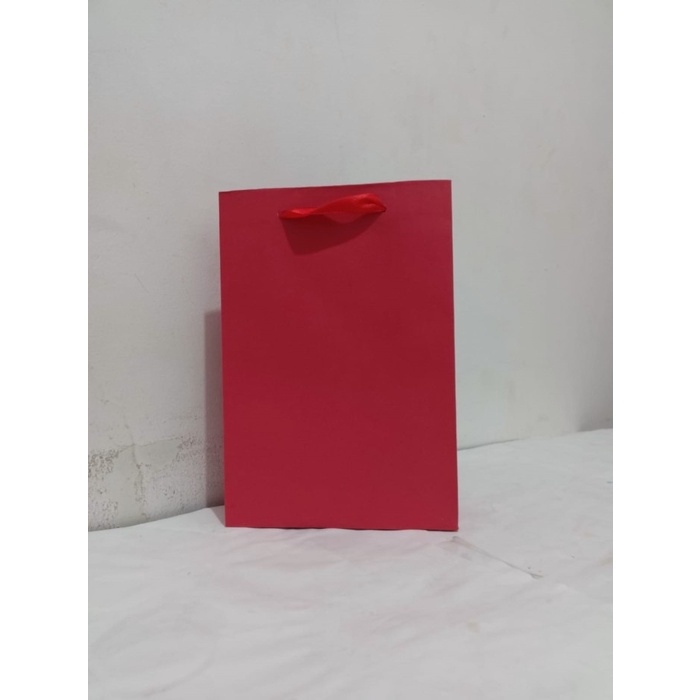 

Flashshow Paperbag Polos - Buffallo - Warna Merah - 20cm x 9cm x 30cm