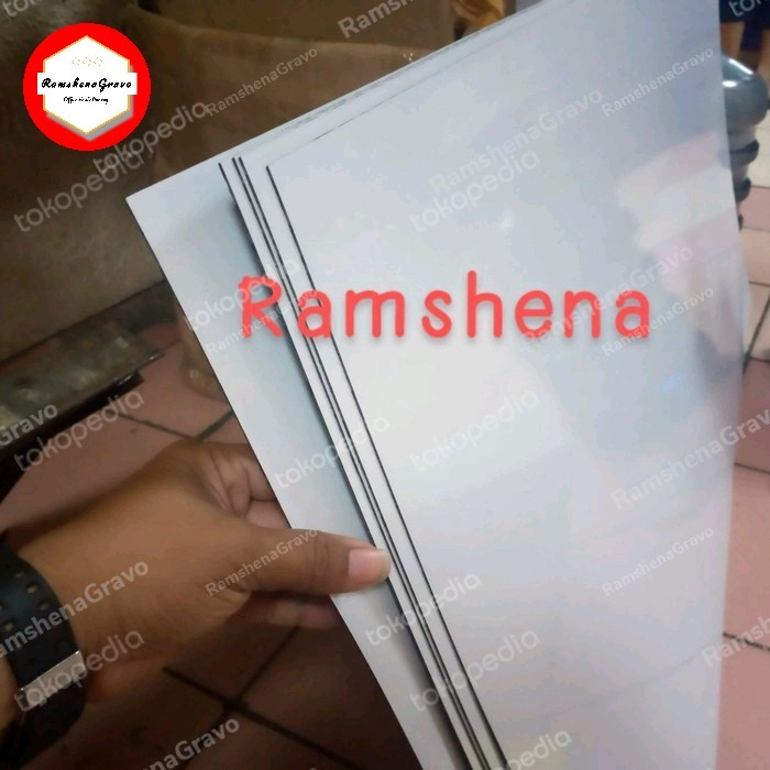 

gravoply bahan/putih latar hitam/60x120cm tebal 1.5mm Kode 1032