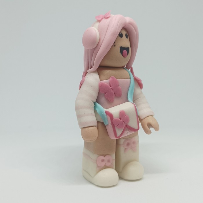 Roblox girl fondant figurine/Hiasan kue ultah karakter boneka Roblox.