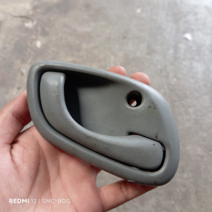 Handle Pintu Kanan R Dalam Suzuki Escudo 2.0 (Bekas) Bekas