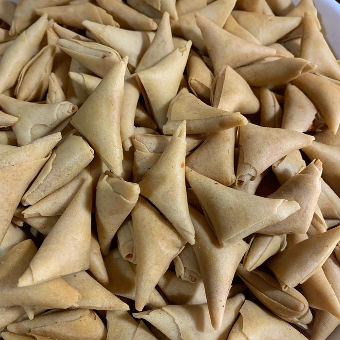 

SALE !!! 1 KG SAMOSA ISI ABON AYAM RASA PEDAS MANIS GURIH DAN RENYAH KEMASAN CEMILAN MAKANAN READYY