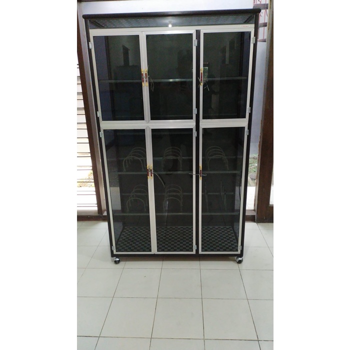 Lemari Piring Kaca Rak Piring 3 Pintu Full Kaca Riben Alas Kerak