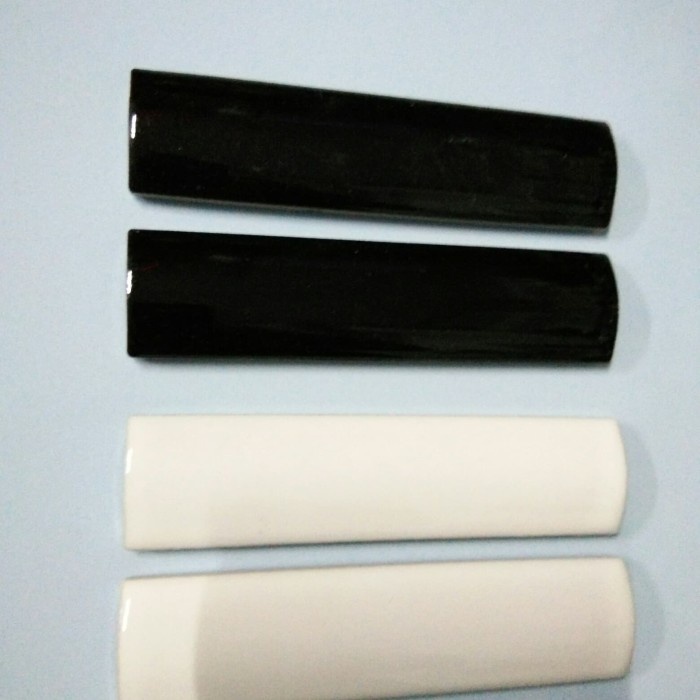Bon bon keramik 10 cm hitam dan putih/ List keramik siku / kuku macan