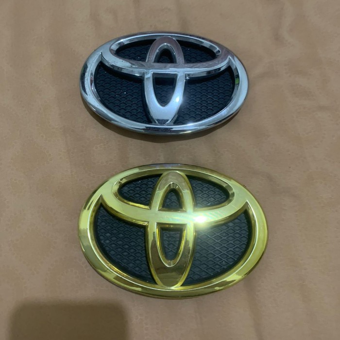 emblem toyota yaris depan