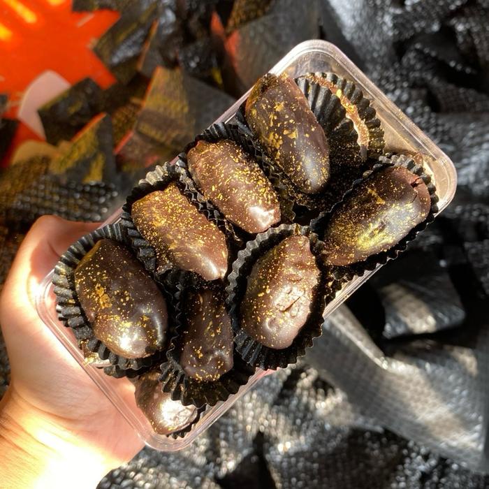 

Kurma coklat isi kacang mede 16pcs