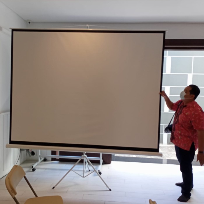 Layar proyektor tripod 70"