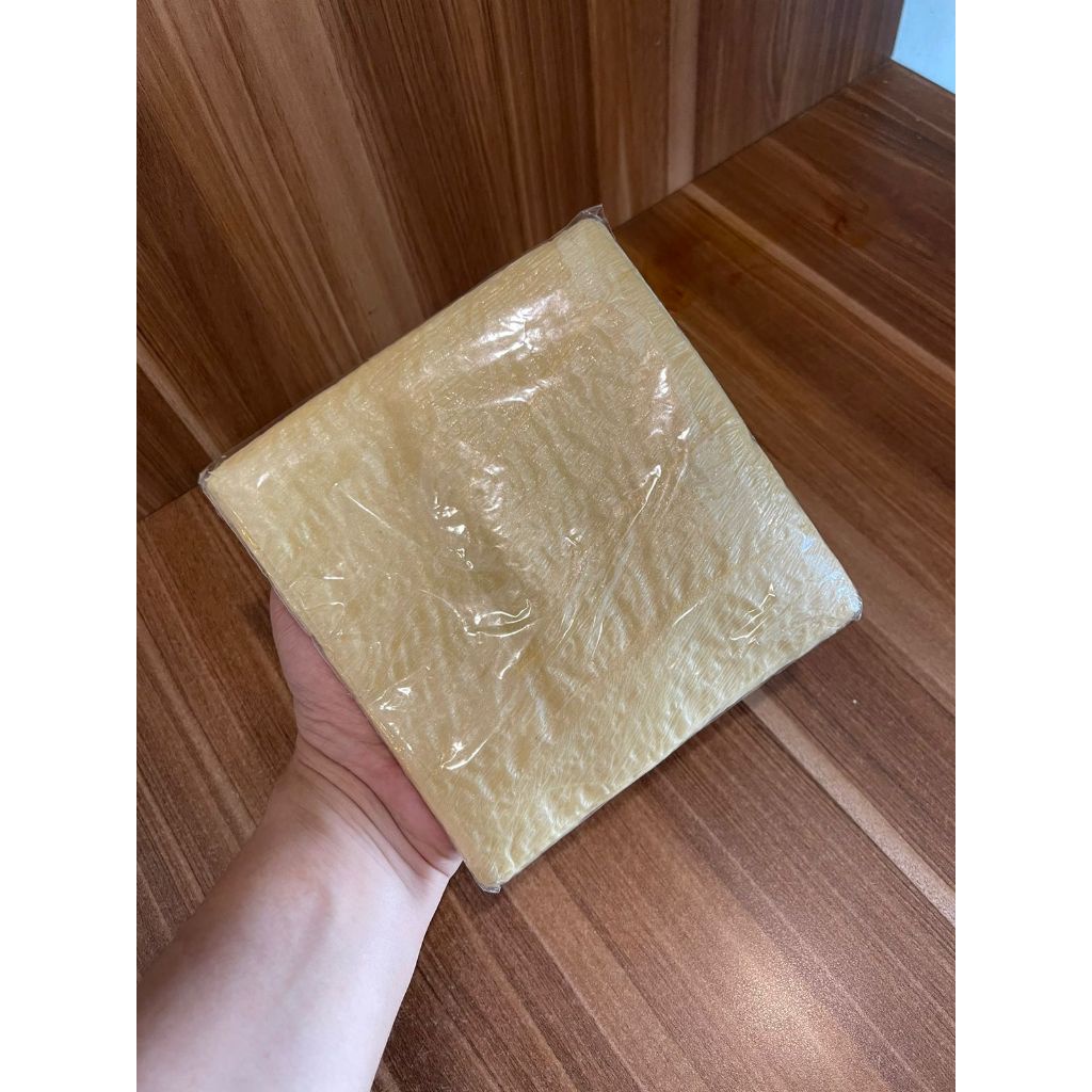 

SRT - KULIT TAHU TAWAR 15X15 ISI 30PCS HALAL LENTUR COCOK UNTUK LUMPIA AYAM/UDANG,HEKENG,GOHYONG