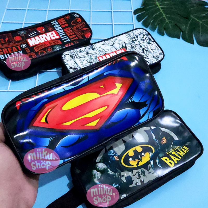 

TEMPAT PENSIL MOTIF COWOK SPIDERMAN / IRONMAN / CAPTAIN AMERICA / CARS