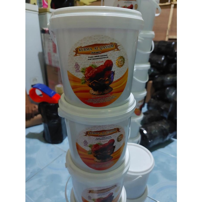 

PROMO PAKET 2 EMBER - Kurma Al Qaseem Premium Kurma Al Qassim 400 gram Kemasan Ember