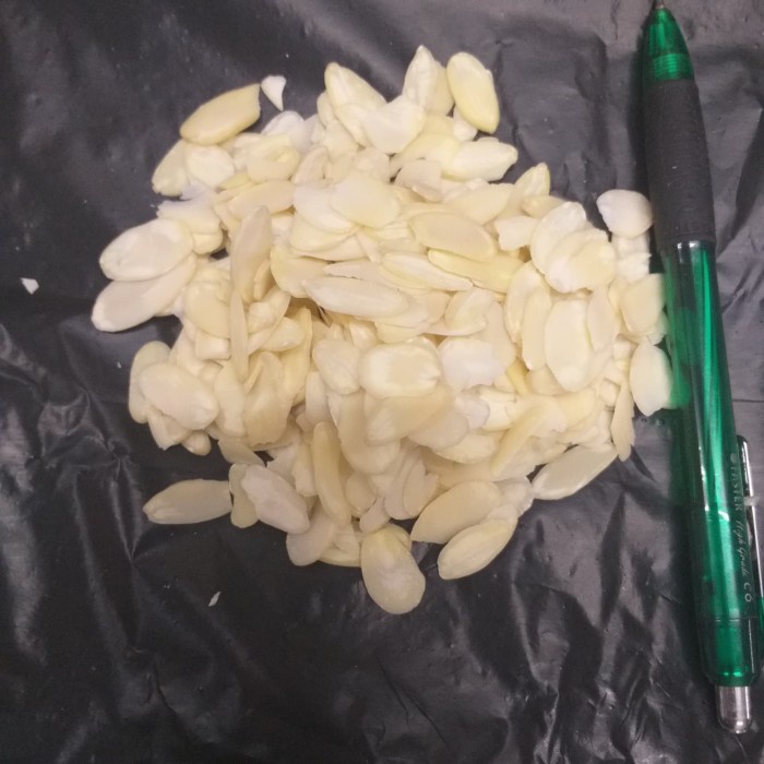 

kacang almond slice per 100gr almonesia HALAL MUI