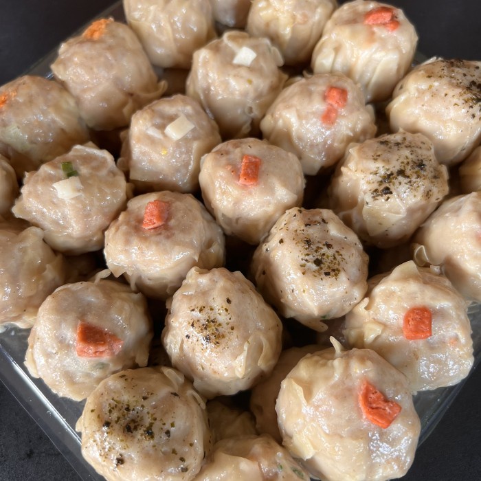 

Dimsum Premium Formulasi isi 50 Pcs, Dimsum ayam, Dimsum Frozen include saus delmonte spesial.